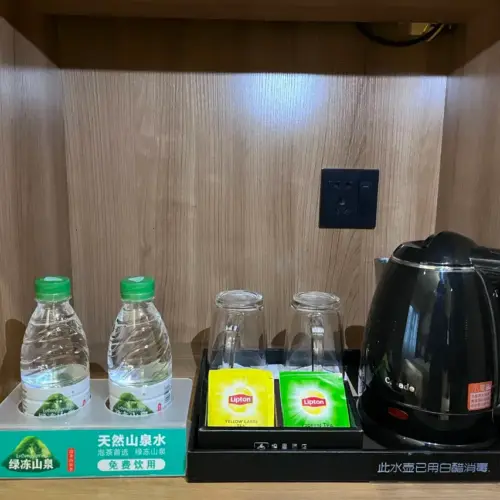 Modisches Doppelzimmer (Kung-Fu-Teeservice)