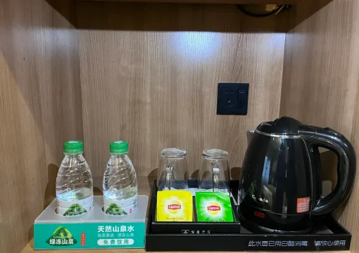 Modisches Doppelzimmer (Kung-Fu-Teeservice)